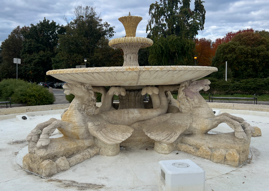 Fountain with four seahorses in the neoclassical style holding up a basin. The basin has a second tiered layer where water would come out.