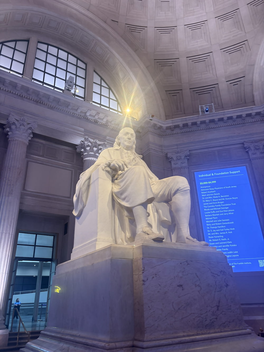 Statue of Benjamin Franklin under the dome of the Franklin Institute 